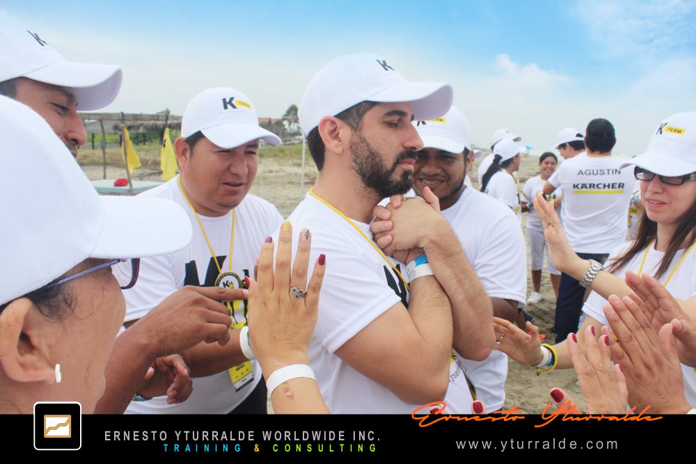 Team Building corporativo facilitado por Ernesto Yturralde Worldwide Inc. para fortalecer la comunicación asertiva y la cohesión de equipos en LATAM