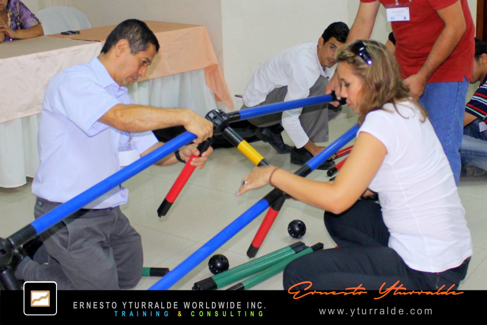 Asertividad | Ernesto Yturralde facilitando una sesión de Debriefing estratégico en jornada de Team Building