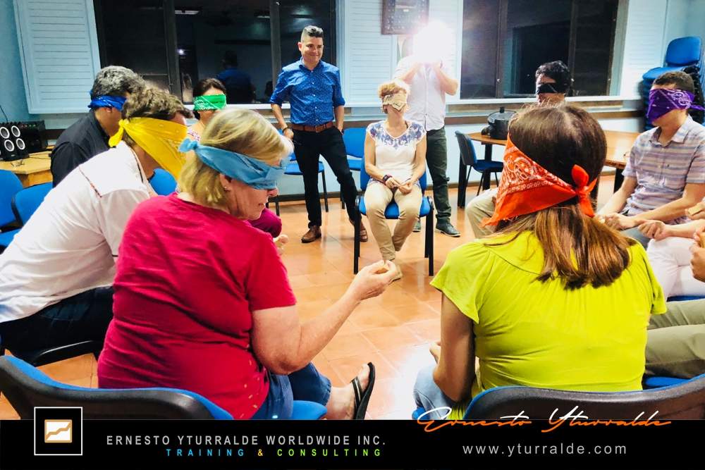 Dinámicas poderosas de Team Building corporativo en Latinoamérica para fomentar comunicación asertiva, sinergia y alto desempeño en equipos