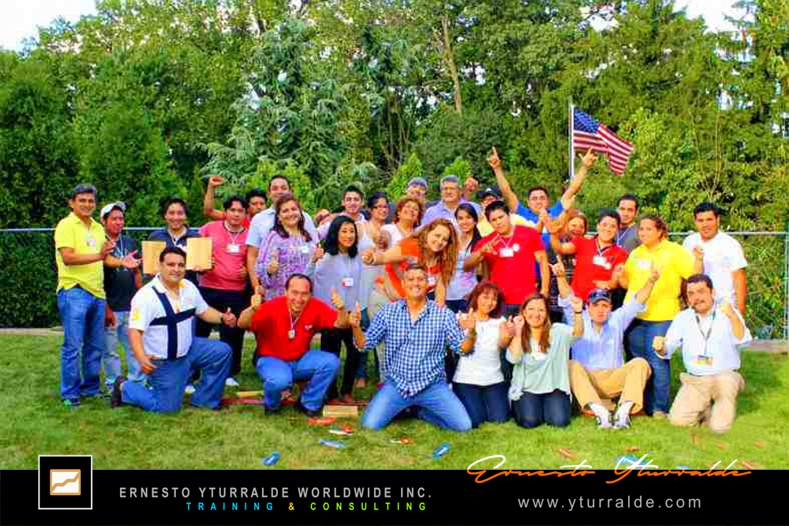Team Building corporativo facilitado por Ernesto Yturralde Worldwide Inc. para fortalecer la comunicación asertiva y la cohesión de equipos en LATAM