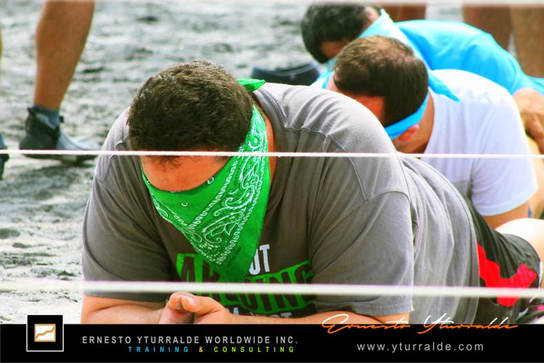 Dinámicas de Team Building grupales en la playa con metodología experiencial de alto impacto